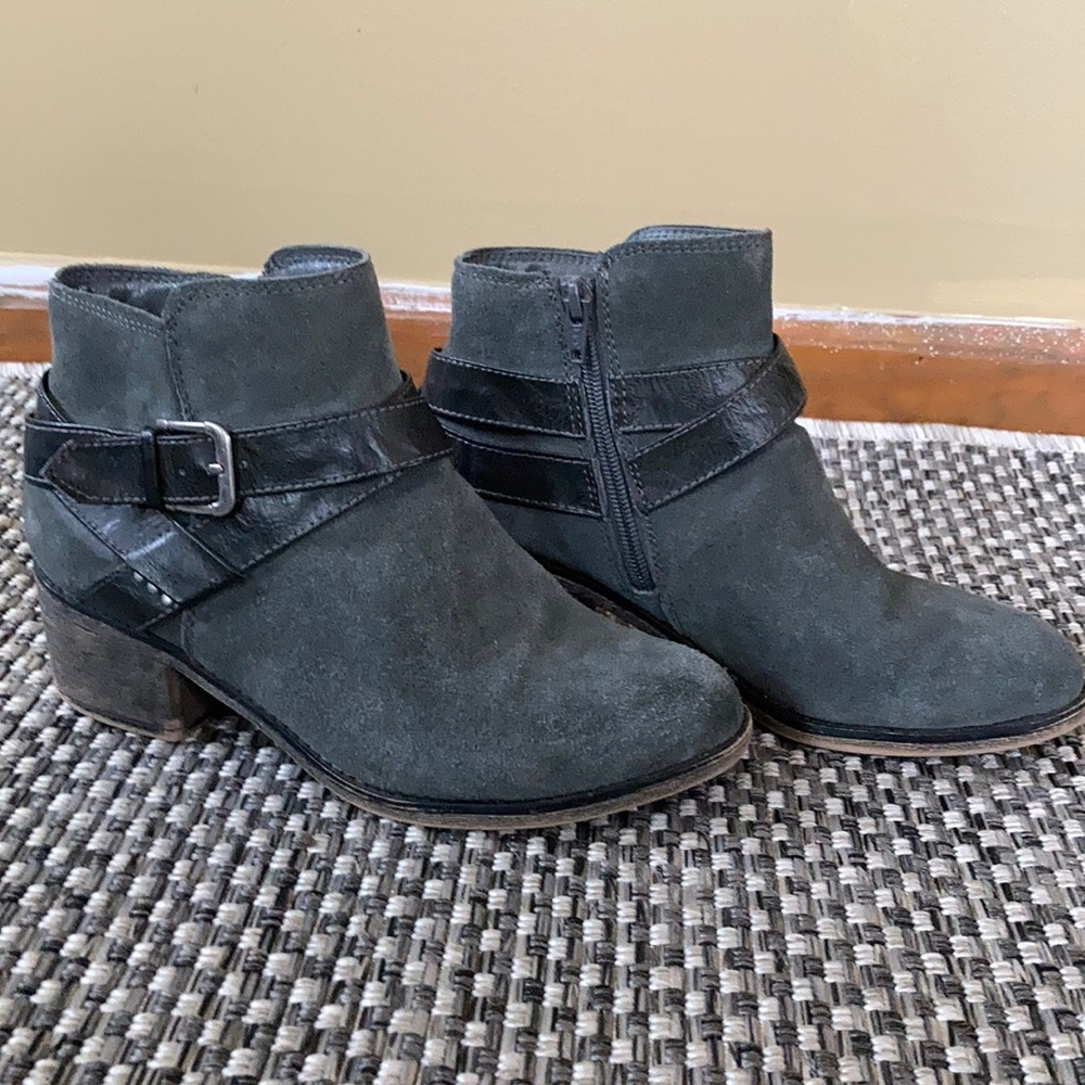 Kohls size 7 brindle grey ankle boots
